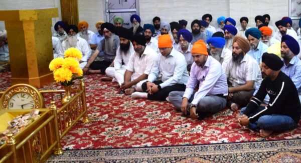 Deputy Commissioner Poonch visits Gurudwara Sahib, pays tribute to shelling victim S. Amarjit Singh