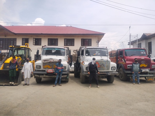 Illegal extraction and transportation of minerals Police arrests 05 persons in Awantipora